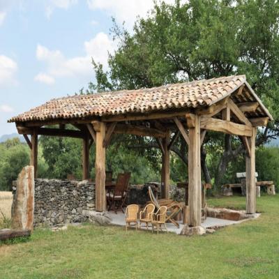 Cuisine d'été avec poutres et tuiles anciennes